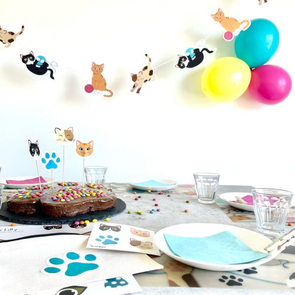 Dekorierter Tisch am Katzen Kindergeburtstag mit Einladung, Deko und Bastelbogen