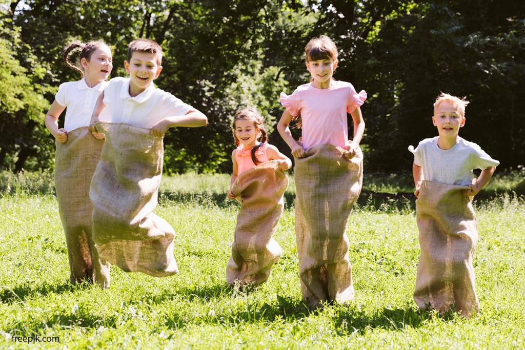 Kinder beim Hindernislauf, Parcours im Garten