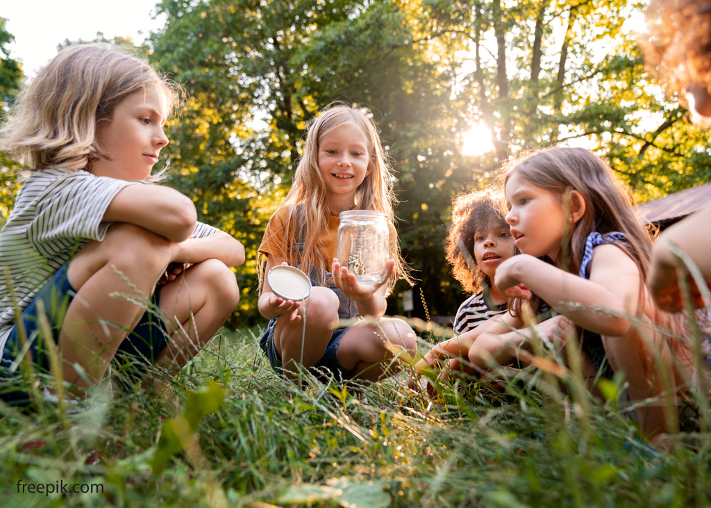Kinder bei Schatzsuche im Garten