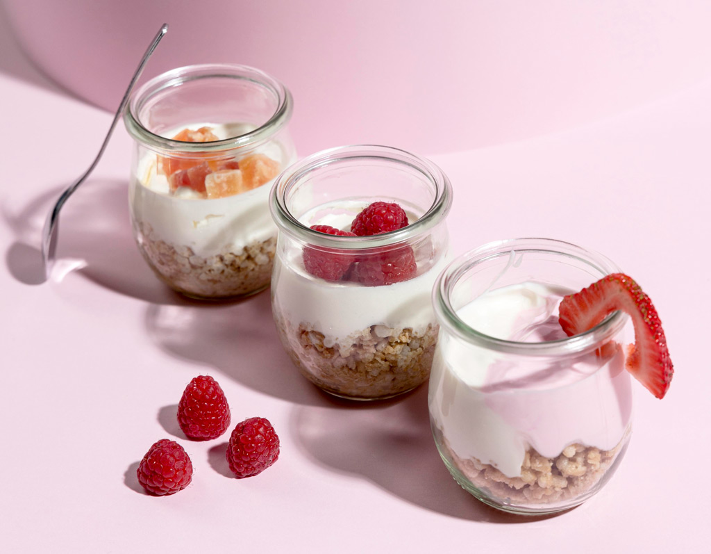 Joghurt mit Obst und Müsli im Glas