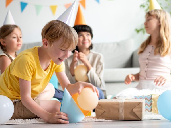 kindergeburtstag drinnen feiern