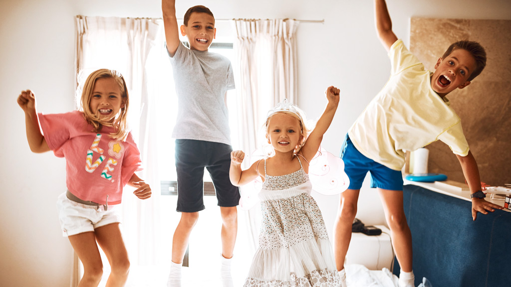 Kindergeburtstag drinnen feiern Stopptanz